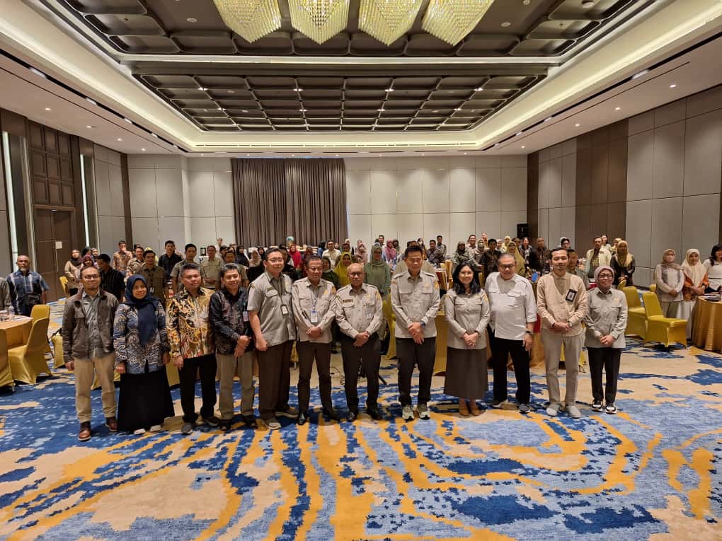 Kepala BRMP beserta Kepala BBPPMP, Direktur ICARE, Para Narasumber dan Ketua PIU masing-masing Provinsi, berfoto bersama pada gelaran Workshop Progres Kegiatan ICARE dan Penyesuaian PDO.
